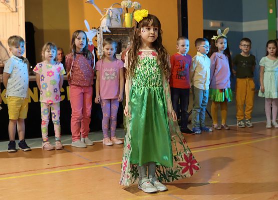 dzieci podczas występów