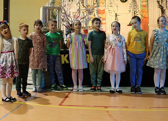 dzieci podczas występów