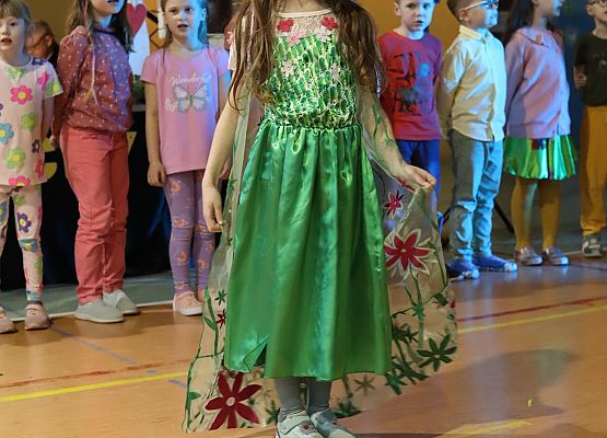 dzieci podczas występów