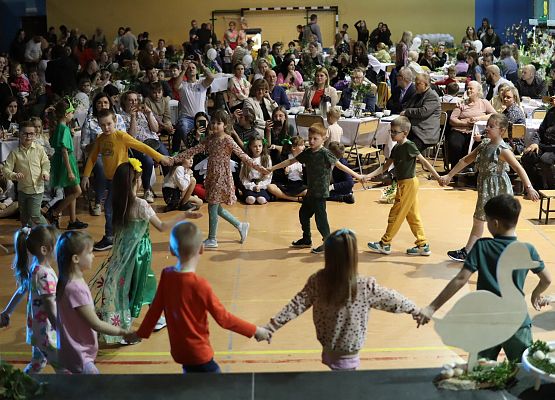 dzieci podczas występów