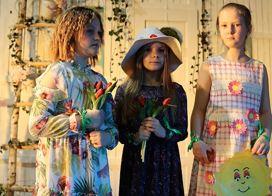 dzieci podczas występów