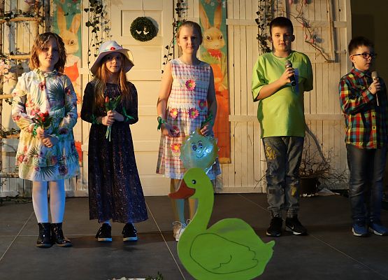 dzieci podczas występów