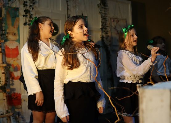 dzieci podczas występów