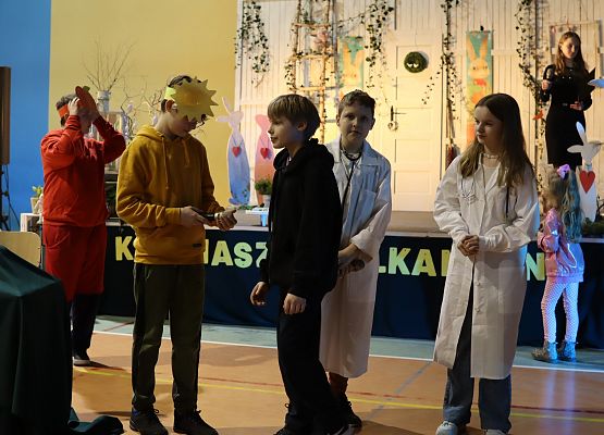 uczniowie podczas występów