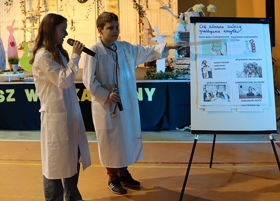 uczniowie podczas występów