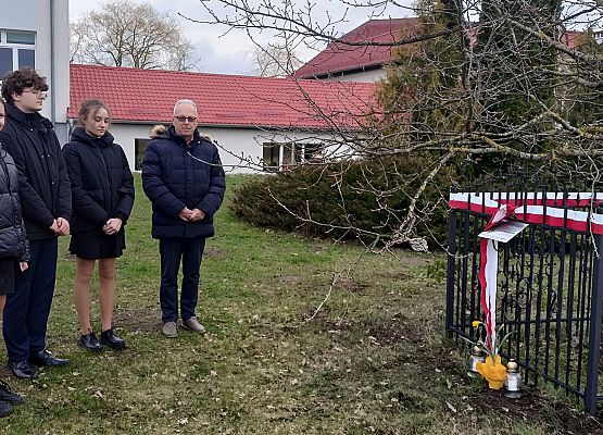 dyrekcja z uczniami przy dębie pamięci