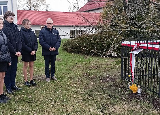 dyrekcja z uczniami przy dębie pamięci