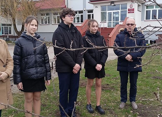 dyrekcja z uczniami przy dębie pamięci