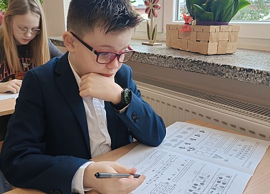 uczniowie podczas konkursu