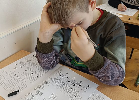 uczniowie podczas konkursu