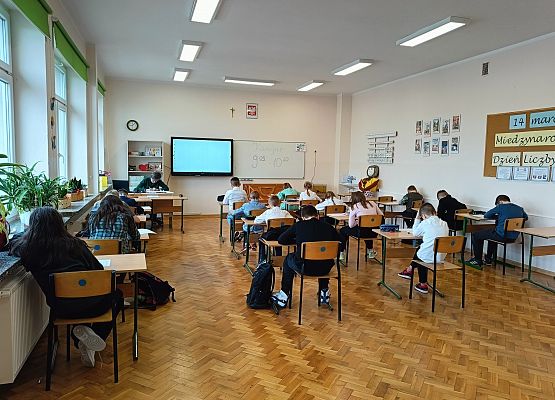 uczniowie podczas konkursu