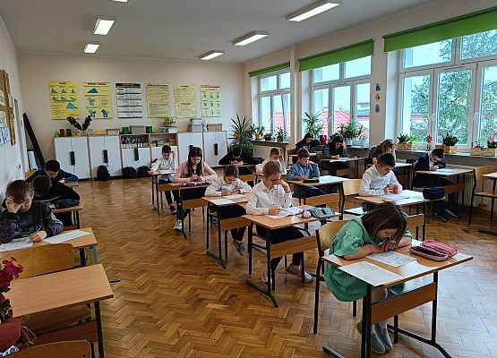 uczniowie podczas konkursu