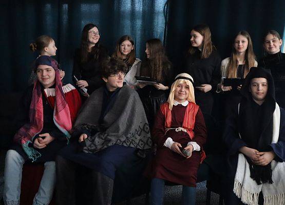 uczniowie podczas przedstawienia