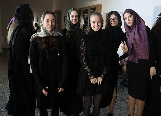 uczniowie podczas przedstawienia