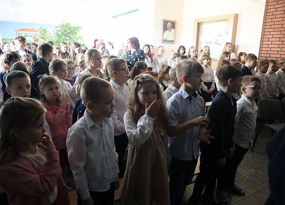 uczniowie podczas przedstawienia