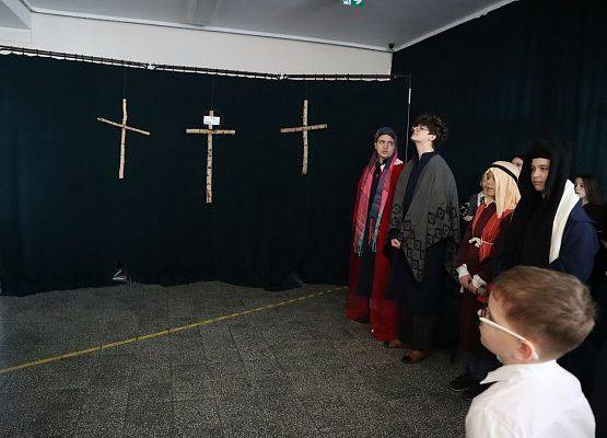 uczniowie podczas przedstawienia