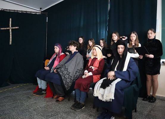 uczniowie podczas przedstawienia