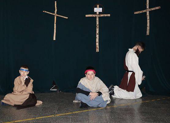 uczniowie podczas przedstawienia