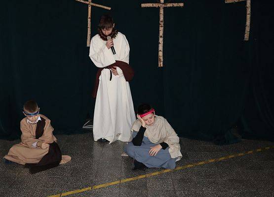 uczniowie podczas przedstawienia