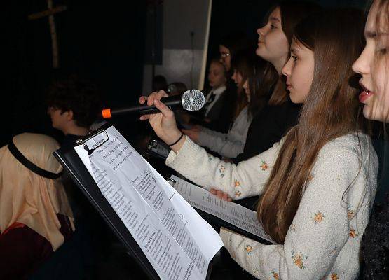 uczniowie podczas przedstawienia