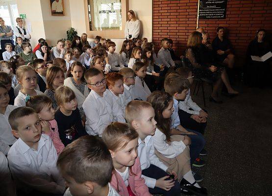 uczniowie podczas przedstawienia