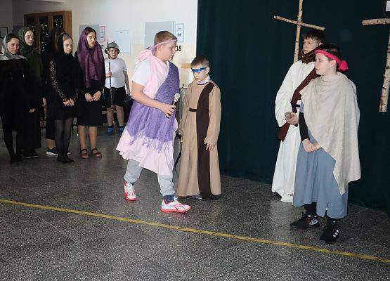 uczniowie podczas przedstawienia