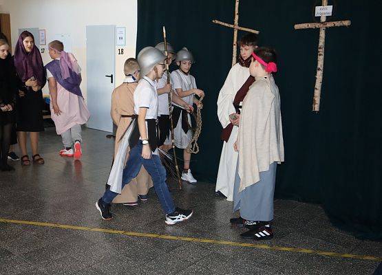 uczniowie podczas przedstawienia