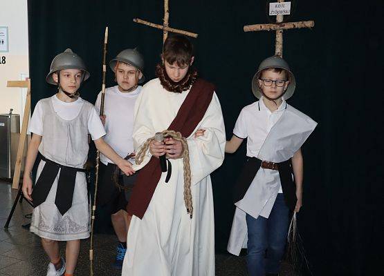 uczniowie podczas przedstawienia