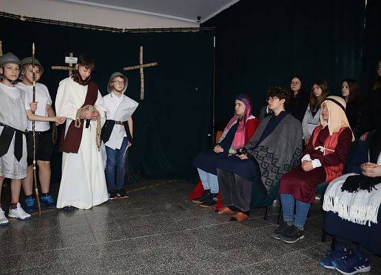 uczniowie podczas przedstawienia