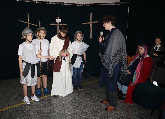 uczniowie podczas przedstawienia