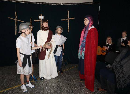 uczniowie podczas przedstawienia