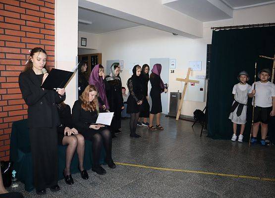 uczniowie podczas przedstawienia