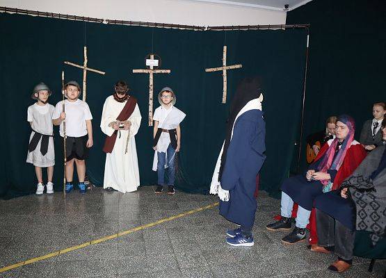 uczniowie podczas przedstawienia