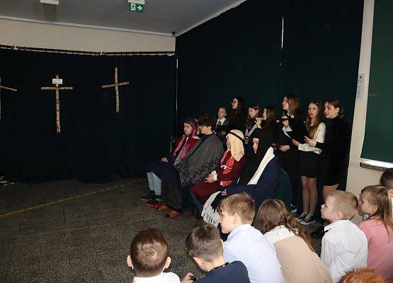 uczniowie podczas przedstawienia