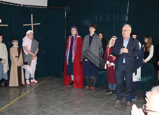 dyrektor dziękuje uczniom