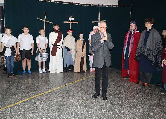 ksiądz proboszcz przemawia do dzieci