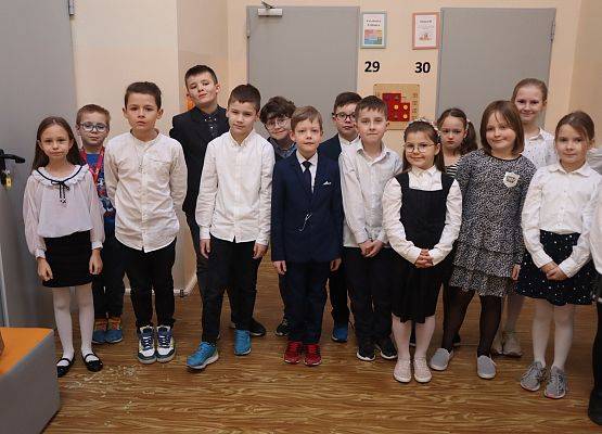 uczniowie stoją w holu