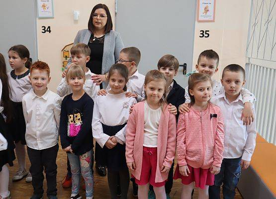 uczniowie z nauczycielką