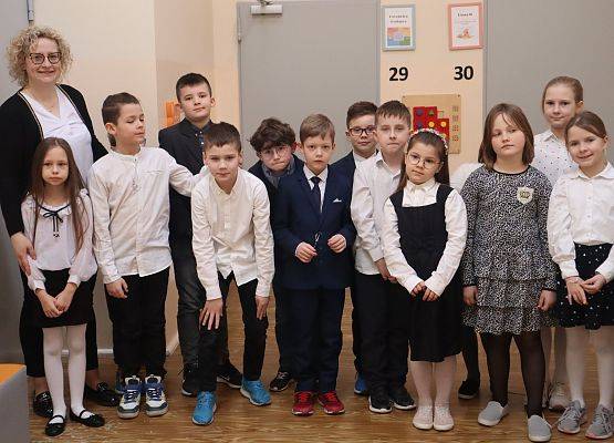 uczniowie z nauczycielką