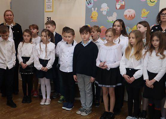 uczniowie z nauczycielkami