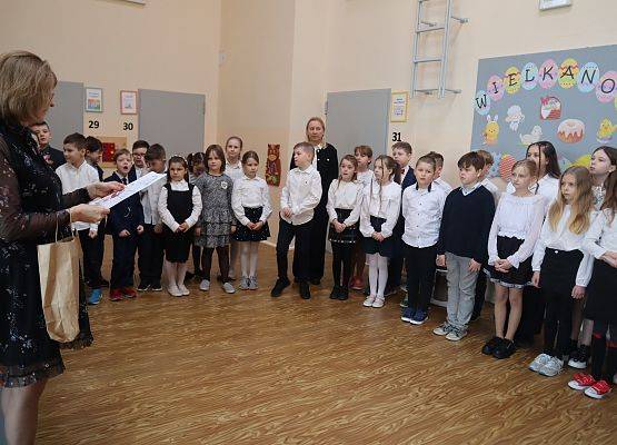 uczniowie podczas apelu