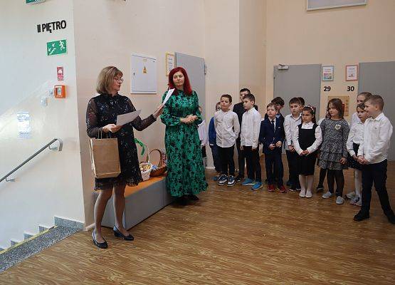 pani dyrektor i nauczycielka gratulują dzieciom