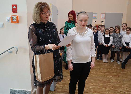 uczennica odbiera nagrodę