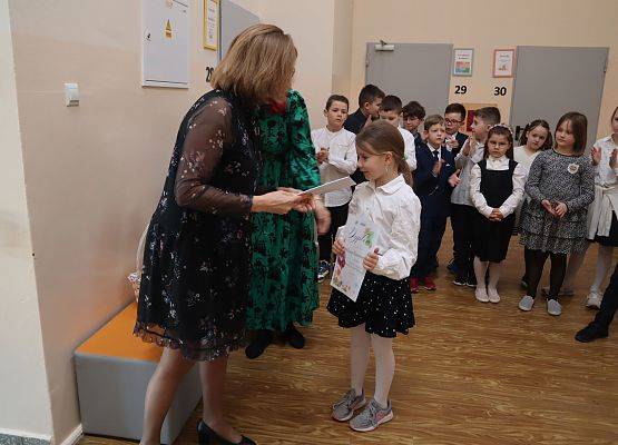 uczennica odbiera nagrodę