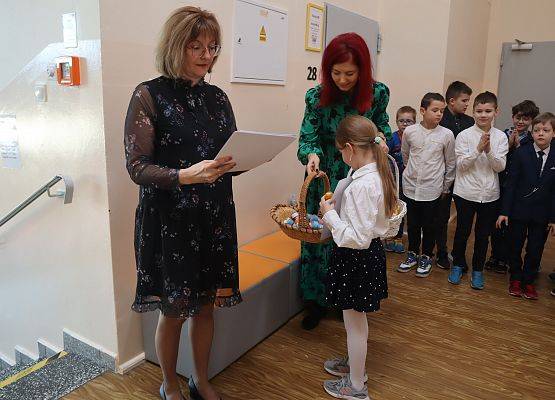 uczennica odbiera nagrodę