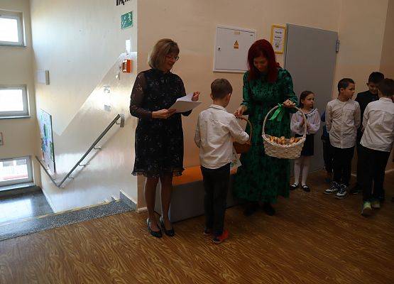 uczeń odbiera nagrodę