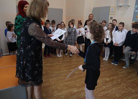 uczennica odbiera nagrodę