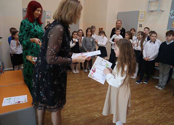 uczennica odbiera nagrodę