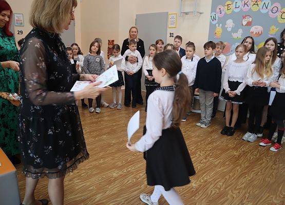 uczennica odbiera nagrodę