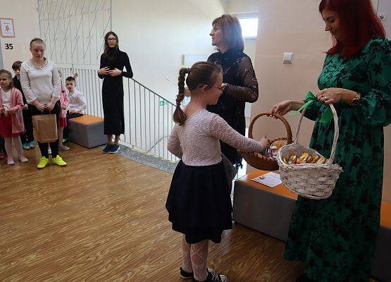 uczennica odbiera nagrodę